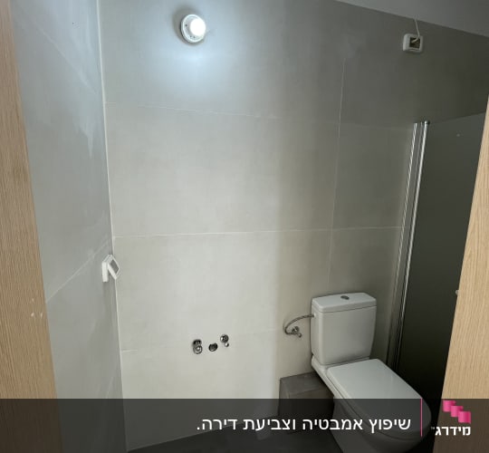 חדר שירותים עם אסלה וקירות חדשים